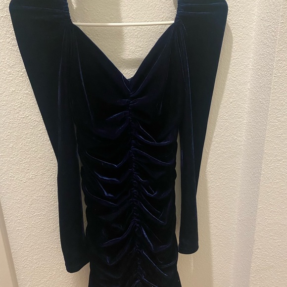 NWOT Revolve’s MINKPINK midnight blue velvet ruched dress XS - Picture 4 of 11